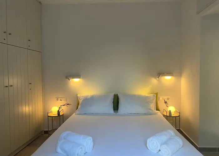 Two And An Arch - Ariadne And Aristeidis